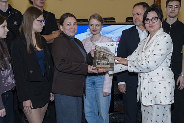 Молодежь занимает кресла депутатов